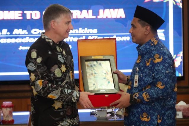 中哇省副省长与英国驻印尼大使